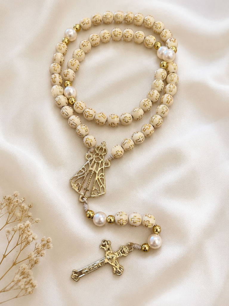 Terço Nossa Senhora Aparecida em dourado latonado (creme com cruz)